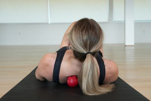 Upper back rhomboid massage using KNUKLBALL - floor technique for shoulder blade tension and postural pain relief